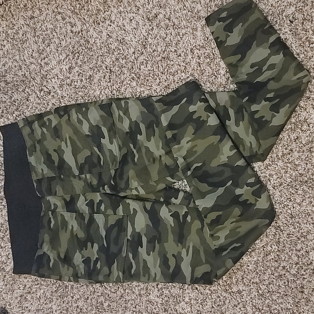 NWOT ladies camo stretchy pant